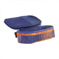 Trousse ovale avec compartiment intérieur avec filet.