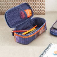 Détails bleu marine et orange. Composition tissu : extérieur et doublure intérieure en polyester.