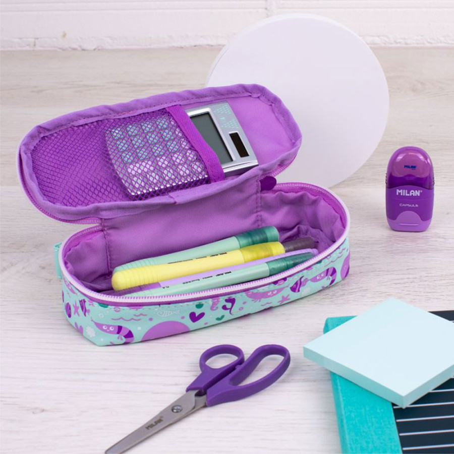 Collection dans des tons vert turquoise et violet combinés à un tissu blanc avec des vagues marines.