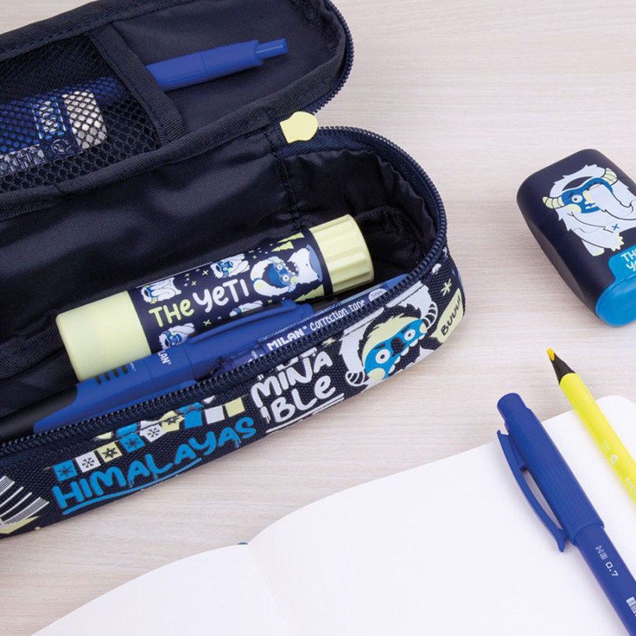 Trousse ovale avec compartiment intérieur avec filet.